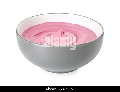 Savoureux houmous de betterave dans un bol isolé sur blanc Banque D'Images