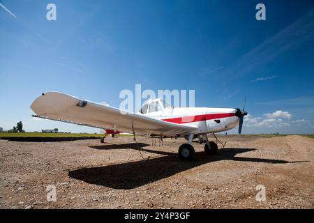 Un avion agricole est préparé pour les semis et la pulvérisation des cultures dans les rizières d'Isla Mayors près de Doñana. Banque D'Images