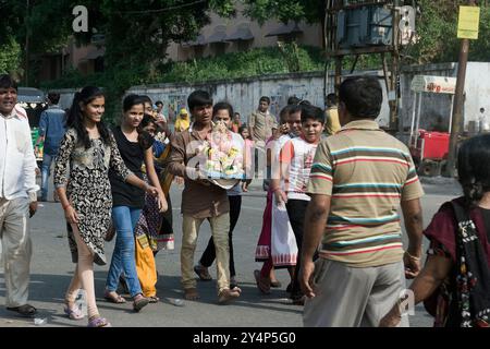 Vadodara, Gujarat / Inde - 15 septembre 2016 : Un groupe de jeunes enfants portant avec eux la statue du seigneur Shree Ganesha dans la rue o Banque D'Images