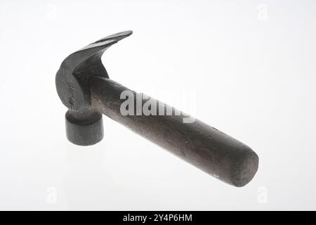 Vadodara, Gujarat / Inde - 8 mai 2017 : vue d'un petit marteau placé en angle sur le fond blanc. Banque D'Images