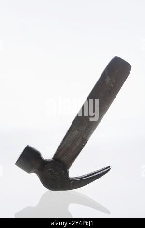 Vadodara, Gujarat / Inde - 8 mai 2017 : vue d'un petit marteau placé en angle sur le fond blanc. Banque D'Images