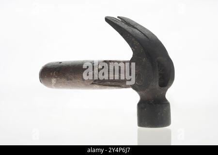 Vadodara, Gujarat / Inde - 8 mai 2017 : vue d'un petit marteau placé en angle sur le fond blanc. Banque D'Images