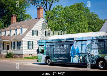 Un autobus arrive à un arrêt près du quartier historique de Colonial Williamsburg, en Virginie. Banque D'Images