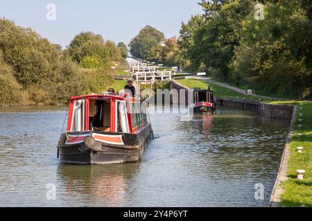 Bateaux étroits passant par les écluses de Caen Hill sur le canal Kennet and Avon, Devizes, Wiltshire, Angleterre, Royaume-Uni, Europe Banque D'Images