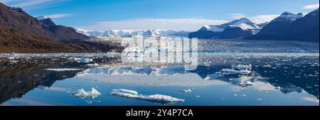 Panorama du glacier Moon, Scoresby Sund, est du Groenland. Miroir reflétant les montagnes, la toundra et la glace glaciaire avec des icebergs dans le f bleu Banque D'Images