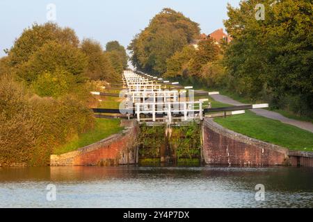 Les écluses de Caen Hill sur le canal Kennet et Avon à la lumière du soir, Devizes, Wiltshire, Angleterre, Royaume-Uni, Europe Banque D'Images