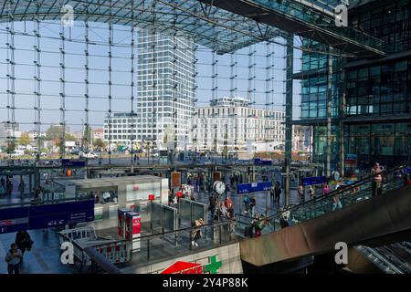 Busse und trams am Berliner Hauptbahnhof 2024-09-19 Deutschland, Berlin Blick durch das Nordportal des Berliner Hauptbahnhofs auf Straßenbahnen und Busse der Berliner Verkehrsbetriebe BVG. *** Bus et tramways à la gare centrale de Berlin 2024 09 19 Allemagne, Berlin vue à travers le portail nord de la gare centrale de Berlin vers les tramways et les autobus de la compagnie de transport public berlinoise BVG Banque D'Images