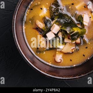 Soupe avec algues et champignons vue de dessus Banque D'Images