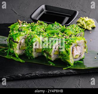 Rouleaux de sushi avec fruits de mer et salade de chuka Banque D'Images