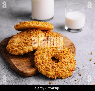 biscuits avec des copeaux de noix et un verre de lait avec une bouteille Banque D'Images