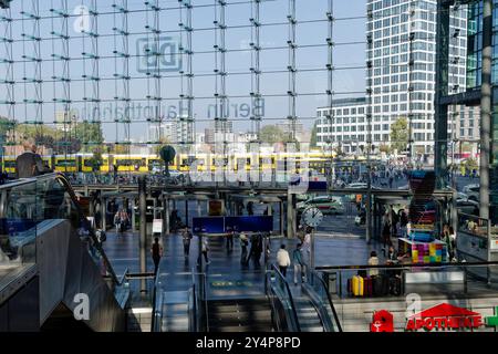 Busse und trams am Berliner Hauptbahnhof 2024-09-19 Deutschland, Berlin Blick durch das Nordportal des Berliner Hauptbahnhofs auf Straßenbahnen und Busse der Berliner Verkehrsbetriebe BVG. *** Bus et tramways à la gare centrale de Berlin 2024 09 19 Allemagne, Berlin vue à travers le portail nord de la gare centrale de Berlin vers les tramways et les autobus de la compagnie de transport public berlinoise BVG Banque D'Images