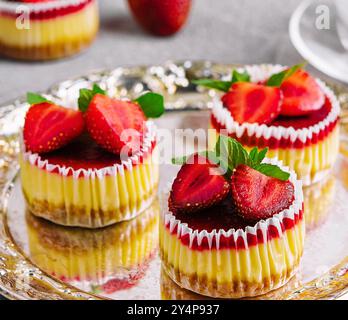 Mini cheesecake aux fraises sous forme de muffins Banque D'Images