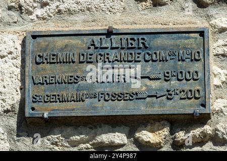 Plaque historique du carrossier datant du 19ème au début du 20ème siècle à Billy, Allier, Auvergne-Rhône-Alpes, France Banque D'Images