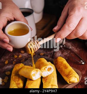 Crêpes roulées sucrées avec fromage cottage Banque D'Images