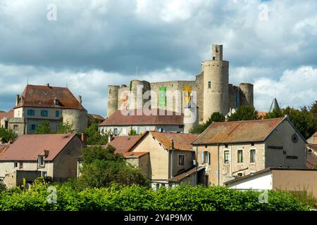 Le château fort, établi au 13ème siècle, se dresse majestueusement sur le village de Billy dans l'Allier, Auvergne-Rhône-Alpes, France Banque D'Images