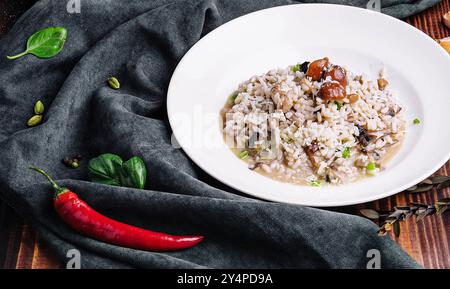 Risotto aux champignons délicieux habillé de fromage parmesan et le persil Banque D'Images