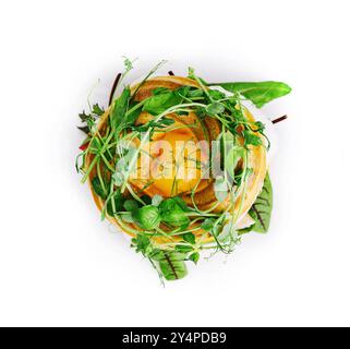 Bagel au saumon salé, épinards, avocat et oeuf dur mou au jaune liquide Banque D'Images