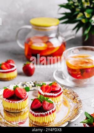 Mini cheesecake aux fraises sous forme de muffins Banque D'Images