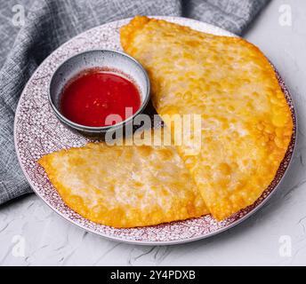 Burekas frits avec remplissage sur plaque de pierre Banque D'Images