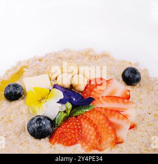 Flocons d'avoine avec fraises, bleuets et noisettes Banque D'Images