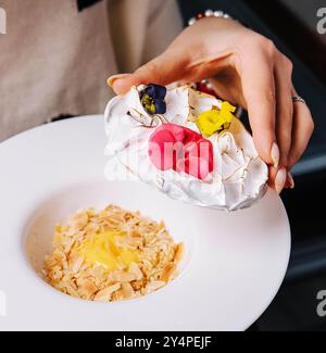 Tarte gourmande au citron fraîche avec garniture de fleurs comestibles Banque D'Images