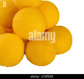 Boules de fromage isolées sur fond blanc Banque D'Images