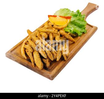 Poisson éperlan européen pané croustillant sur planche de bois Banque D'Images