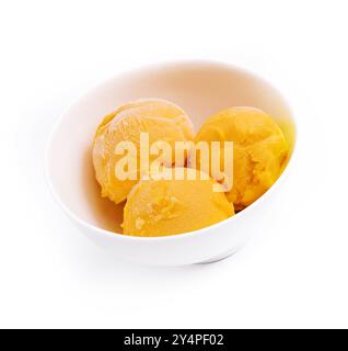 Crème glacée à la mangue, sorbet dans une assiette Banque D'Images