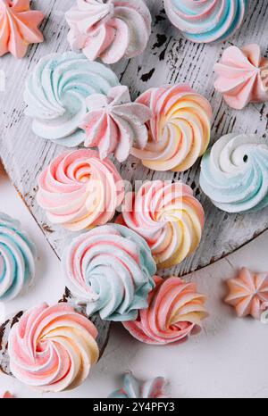 Meringue multicolore sur plateau en bois vue de dessus Banque D'Images