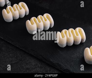 Trois chocolats contemporains gâteaux moussés sur pierre Banque D'Images