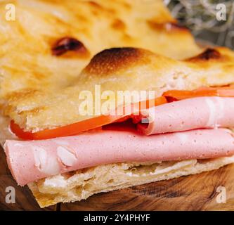 Pain pita frit avec jambon de gros plan Banque D'Images