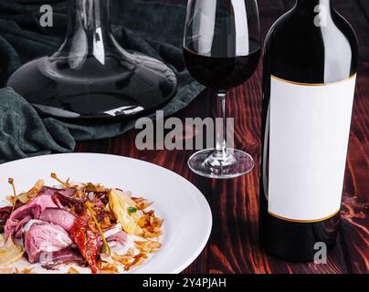 Italien Vitello Tonnato avec bouteille et verre de vin Banque D'Images