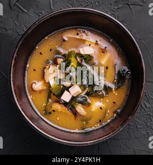 Soupe avec algues et champignons vue de dessus Banque D'Images