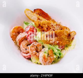 Salade de laitue avec sauce César, crevettes tigrées, fromage et chapelure Banque D'Images