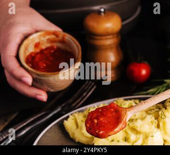 grand-mère a cuit des côtelettes avec de la purée de pommes de terre Banque D'Images