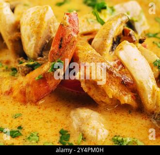 Crevettes tom Yam Kung dans un bol blanc avec des épices thaïlandaises Banque D'Images