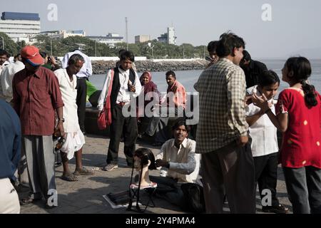 Mumbai, Maharashtra / Inde - 4 janvier 2007 : homme montrant la coiffure aux voyageurs près de Gateway of India. Banque D'Images