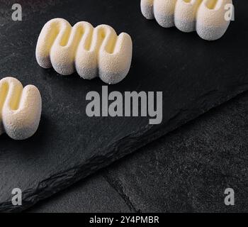 Trois chocolats contemporains gâteaux moussés sur pierre Banque D'Images