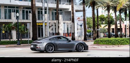 Miami Beach, Floride États-Unis - 8 juin 2024 : Porsche 911 992 Carrera GT3 Touring à miami Beach. Porsche 911 992 Carrera GT3 Touring noir sur la route. Banque D'Images