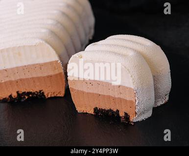 trois gâteaux de mousse au chocolat avec du lait Banque D'Images