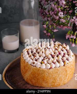 gâteau à la crème fouettée avec bouteille de lait Banque D'Images