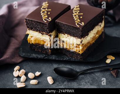 Gâteau moelleux snickers sur planche de pierre Banque D'Images