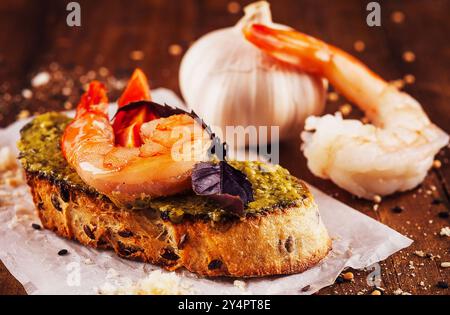 Délicieuse bruschetta italienne avec des crevettes en gros plan Banque D'Images