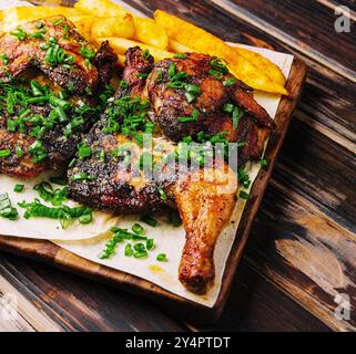 Poulet rôti Piri Piri avec frites Banque D'Images