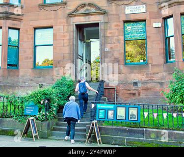 Glasgow, Écosse, Royaume-Uni.19 septembre 2024. Météo Royaume-Uni : ensoleillé et chaud comme l'été revient. Les touristes visitent la maison de location de la fiducie nationale pour l'écosse sur la rue Buccleuch. Crédit Gerard Ferry/Alamy Live News Banque D'Images