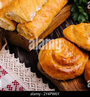 Strudel aux pommes dessert autrichien sur planche de bois Banque D'Images