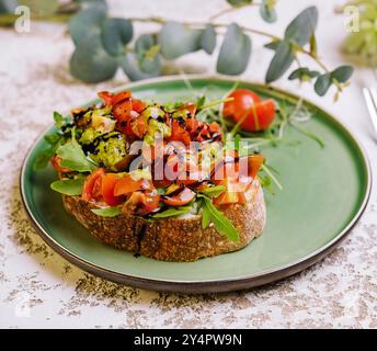 Antipasto italien frais et croustillant fait maison appelé bruschetta garni de tomate Banque D'Images