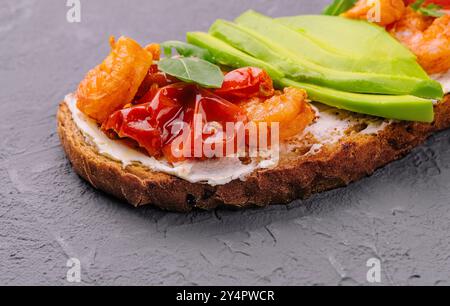 Bruschetta italienne avec crevettes et avocat et tomates Banque D'Images