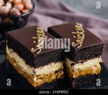 Gâteau moelleux snickers sur planche de pierre Banque D'Images