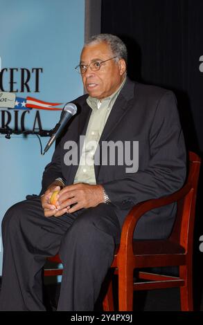 Washington, Vereinigte Staaten. 20 avril 2001. Le célèbre acteur James Earl Jones prend la parole lors d'un rendez-vous de presse alors qu'il répétait pour le 'concert for America' au John F. Kennedy Center à Washington, DC le lundi 9 septembre 2002.Credit : Ron Sachs/CNP . (RESTRICTION : AUCUN journal ou journal de New York ou du New Jersey dans un rayon de 75 miles de New York) crédit : dpa/Alamy Live News Banque D'Images